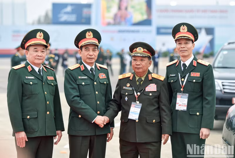 越共中央政治局委员、中央军委副书记、越南国防部部长潘文江大将迎接老挝人民革命党中央政治局委员、政府副总理、老挝国防部部长沙蒙•占沙蒙大将。