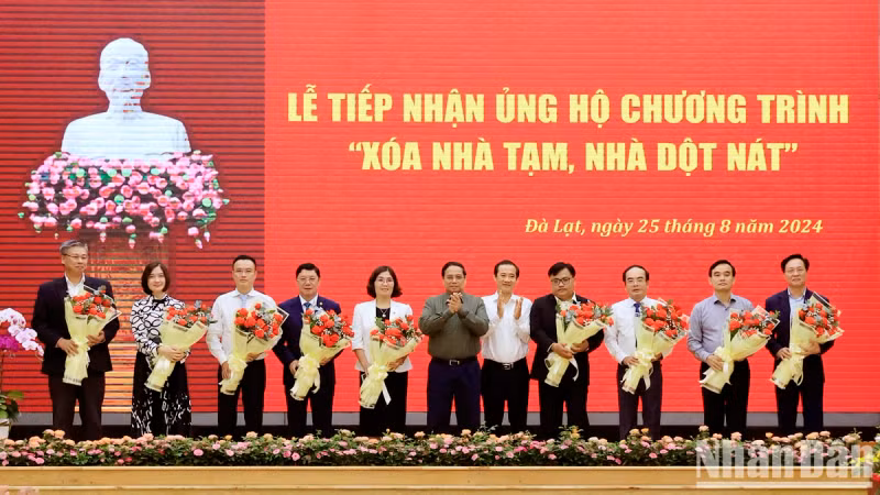 范明正总理和林同省省委代书记阮太学向赞助商赠送鲜花。