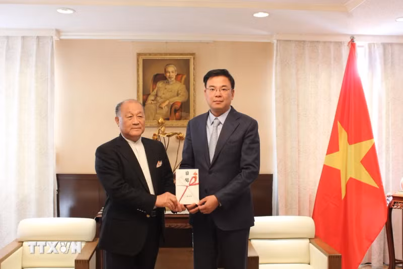 日本宫城县日越交流协会会长镰田敦和越南驻日本大使范光校。（图片来源：越通社）