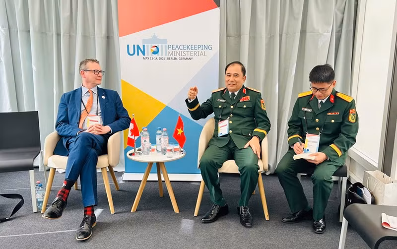 冯士晋上将与加拿大代表团团长贾尔斯·诺尔曼举行双边会晤。