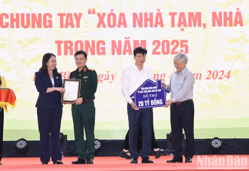越南祖国阵线中央委员会主席杜文战和越南国家代主席武氏映春接收并感谢企业为此次运动提供资助。