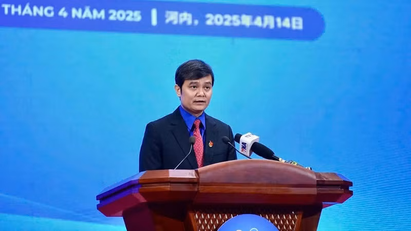越南胡志明共青团中央书记处第一书记裴光辉发表讲话。