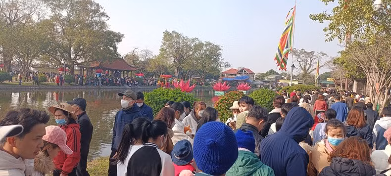 数千名游客前来参加庙会。