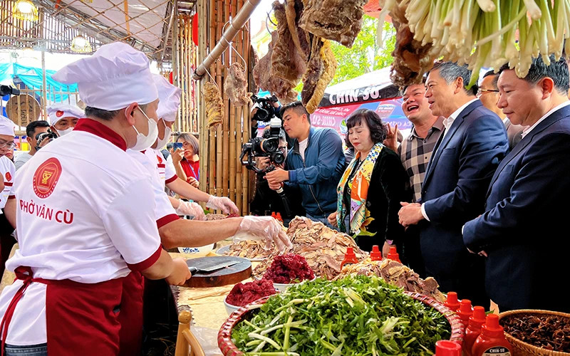 众多人参加2024年河粉节。
