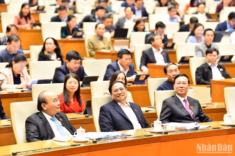 越南国家主席阮春福、越南政府总理范明正、越共中央书记处常务书记武文赏出席会议。