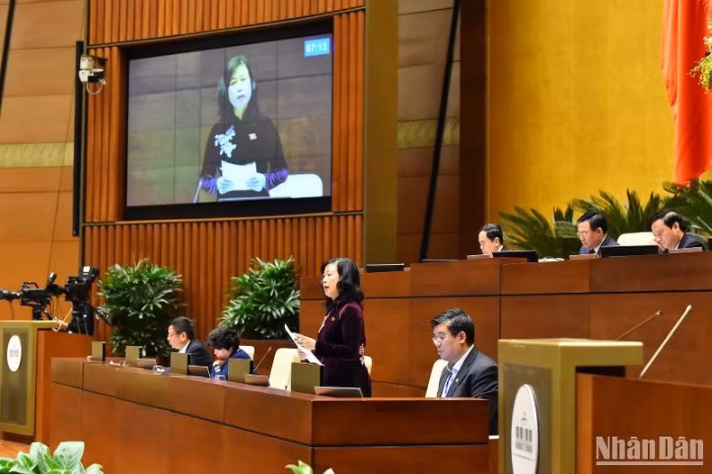 卫生部部长陶红兰在会议上发言。