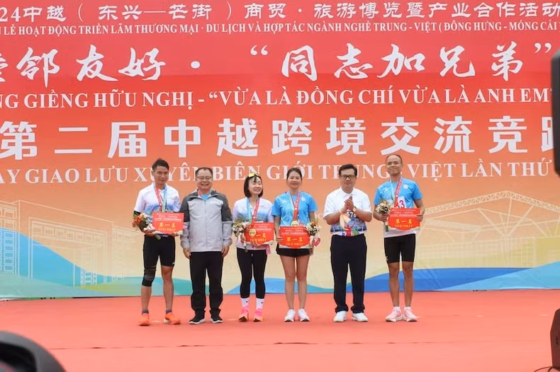 组委会向运动员们颁发奖项。