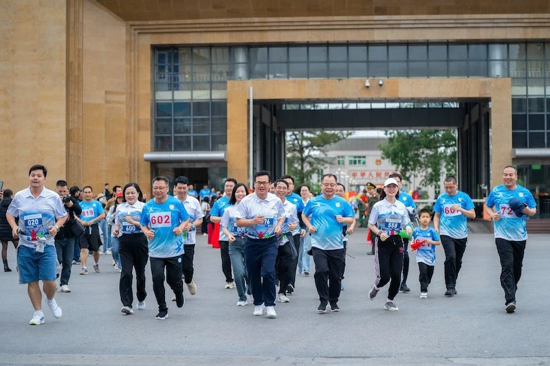 运动员们参加活动。