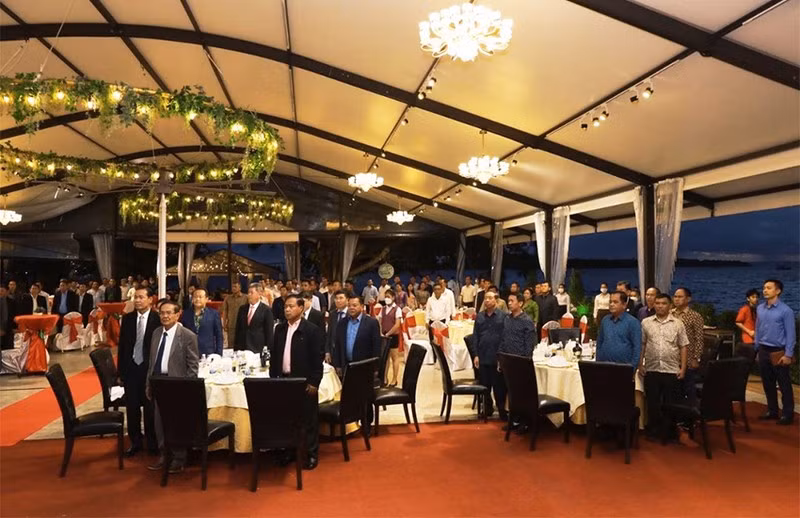 各位代表出席招待会。