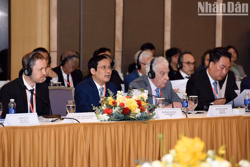 越南工商会主席、越南企业论坛联盟主席范晋功发表讲话。