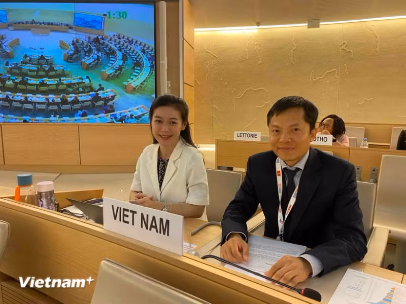 越南常驻联合国代表团副团长弓德欣出席联合国人权理事会第56届会议。（图片来源：越通）