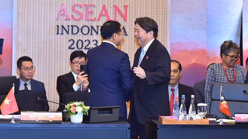 裴青山部长和日本外相林芳正出席AMM-56。（图片来源：越南外交部）