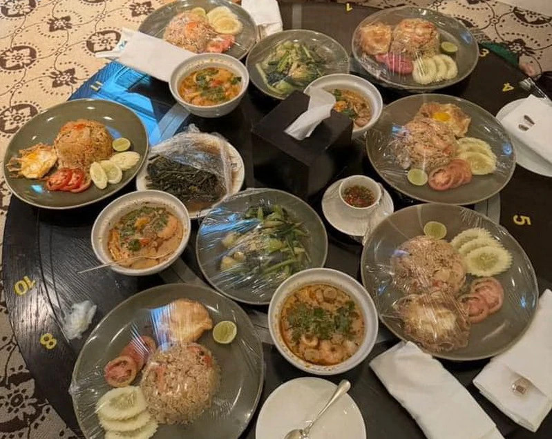 案件发生现场的餐桌。（图片来源：越通社）