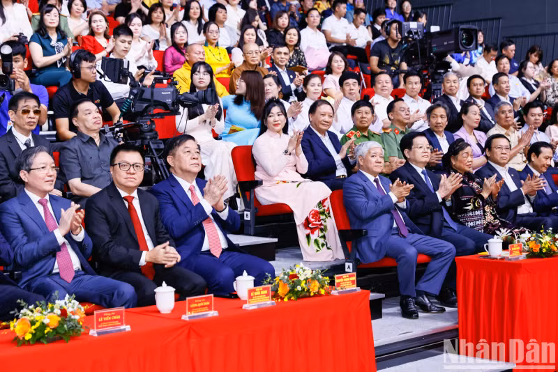 党和国家领导、前领导人出席仪式。
