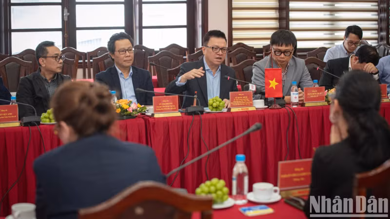 黎国明总编辑发表讲话。