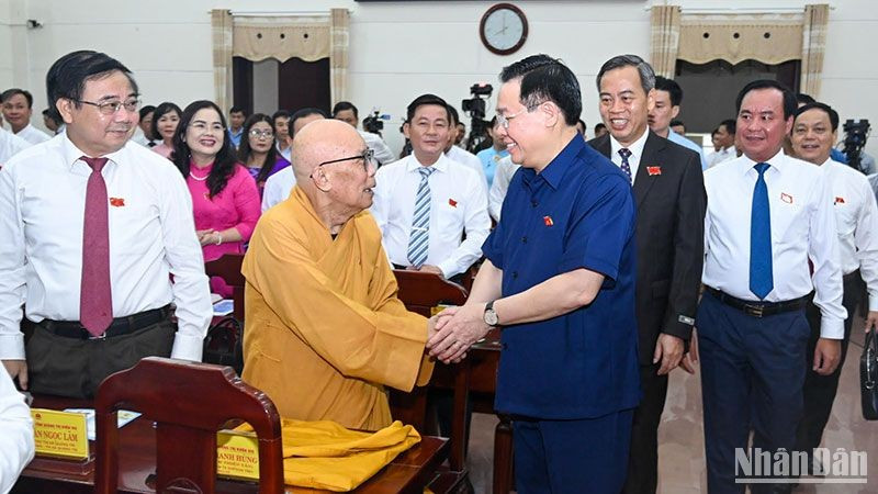 国会主席王廷惠和各位代表。