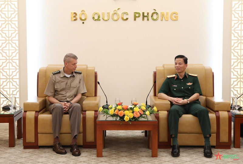 阮仲平中将会见丹尼尔·霍坎森大将。（图片来源：人民军队报）