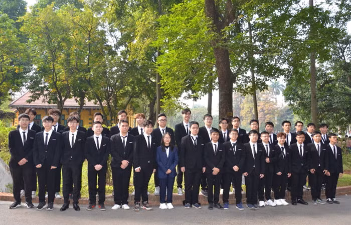 2022年国际奥林匹克和科技竞赛获奖学生。（图片来源：人民军队报）