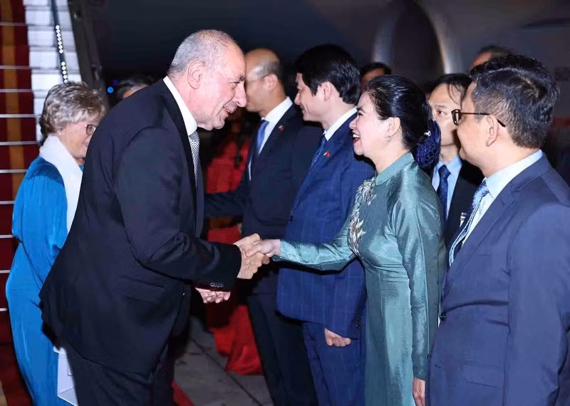 匈牙利总统苏廖克·塔马斯和夫人已抵达河内内排国际机场。