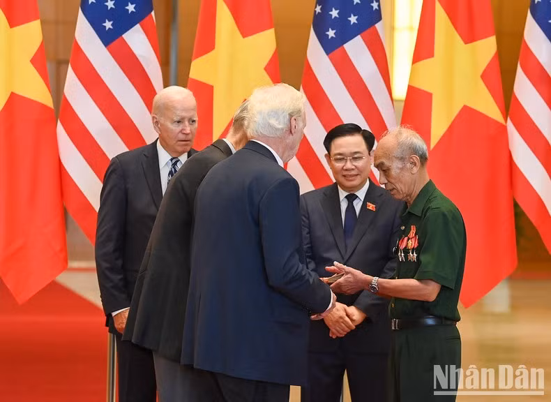 两国老战士在仪式上互相赠送战争遗物。