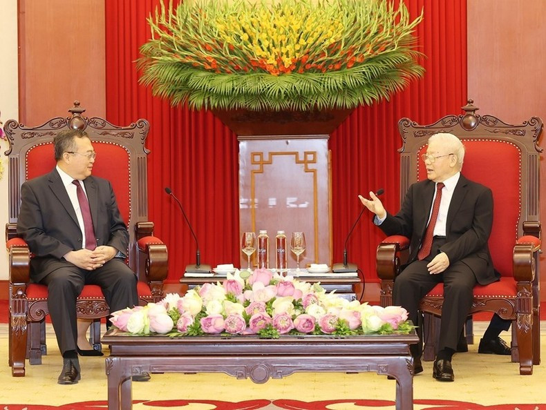 越共中央总书记阮富仲会见中共中央对外联络部部长刘建超。（图片来源：越通社）