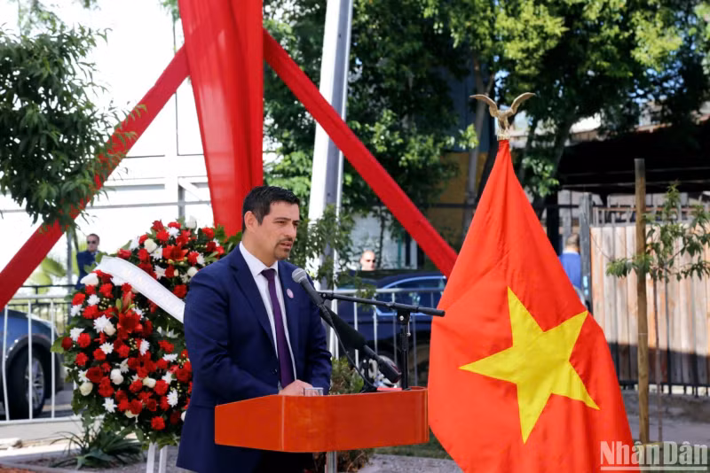 塞罗纳维亚郡郡长毛罗·塔马约·罗萨斯强调，当地政府和人民将继续照料与保护该公园，将其作为两国政府和人民之间团结和友谊的象征。