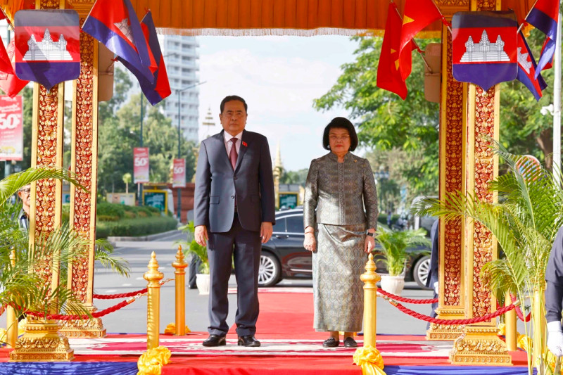 国会主席陈青敏和柬埔寨国会主席昆索达莉出席欢迎仪式。