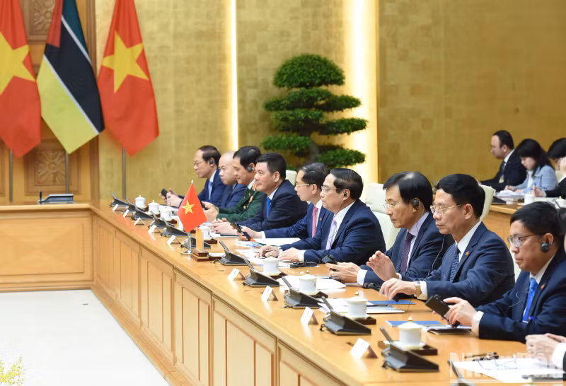 范明正总理和越南政府成员与会。