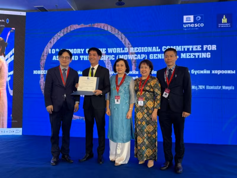 出席联合国教科文组织世界记忆亚太地区委员会第十次会议的越南代表团。（图片来源：dantri.com.vn）