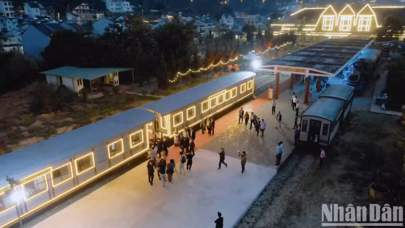 名为“大叻夜间旅程”的林同省大叻至凉寨夜间列车是越南铁路部门新开发的旅游产品之一。乘坐全程长达近7公里的从大叻到凉寨火车站的夜间列车时，游客对铁路行业的新服务和大叻夜间景观非常感兴趣。