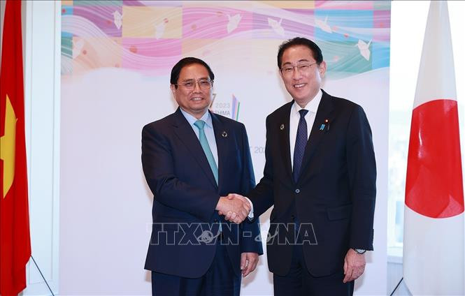 越南政府总理范明正与日本首相岸田文雄。（图片来源：越通社）