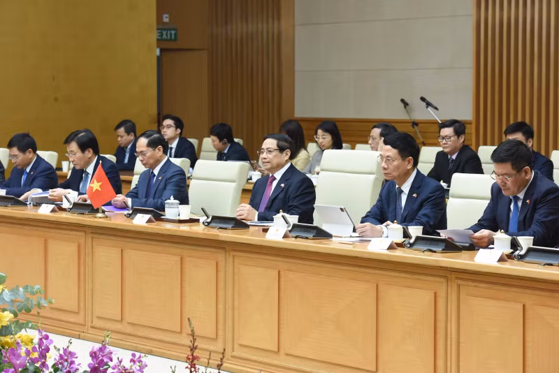 范明正总理和越南政府成员与会。