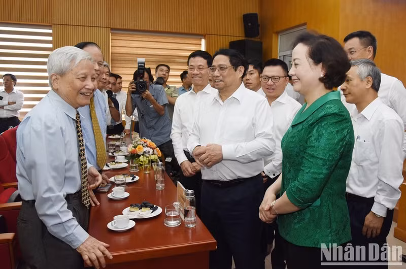 政府总理和各位新闻工作者。