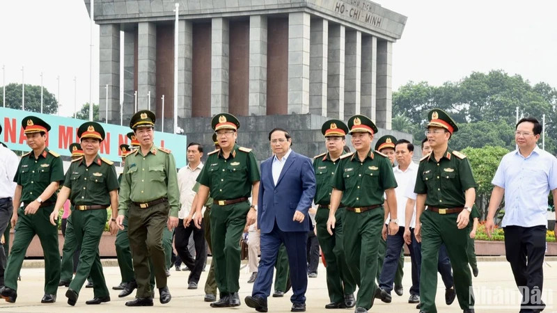 越南政府总理范明正考察胡志明主席陵定期维修与保养工作结果。