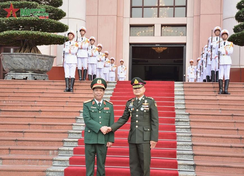 阮文义中将和纳隆潘·吉特凯塔大将。（图片来源：人民军队报）