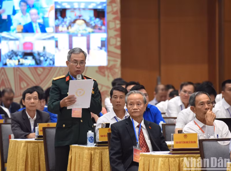 来自清化省扁山市镇兰山坊的老战士发表讲话。 来自清化省扁山市镇兰山坊的老战士发表讲话。