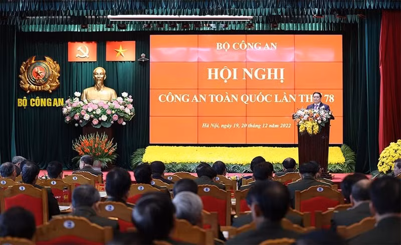 范明正总理在会议上发言。（图片来源：人民军队报）