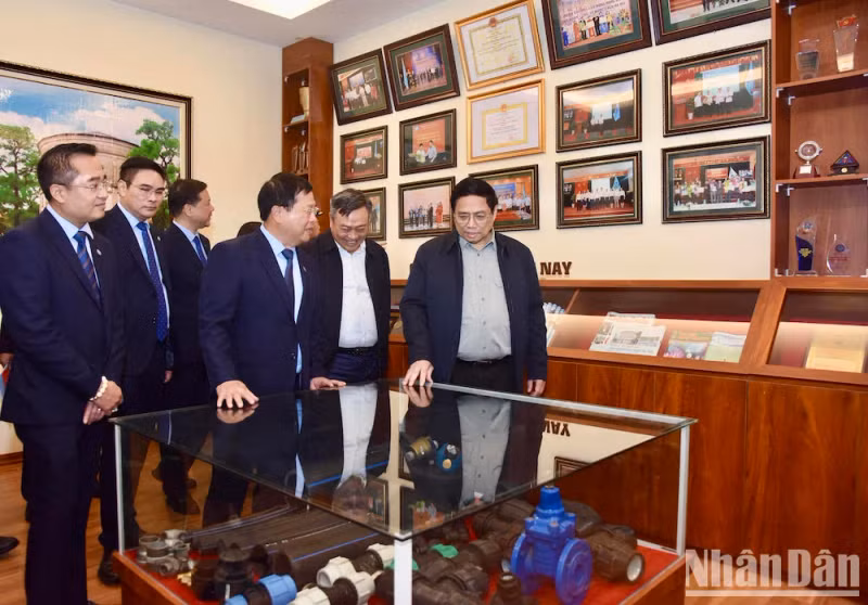 政府总理范明正参观河内清洁水公司安负水厂传统室。