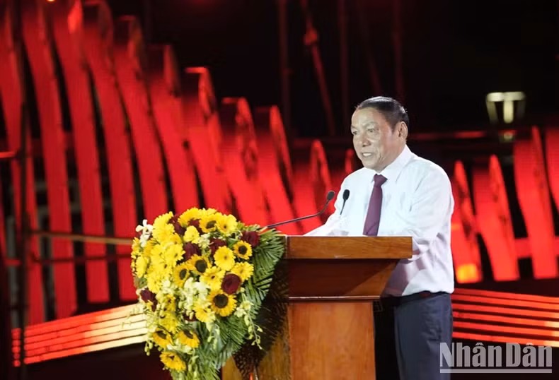 越南文化体育与旅游部部长阮文雄发表讲话。