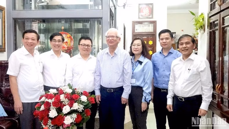 《人民报》社总编辑黎国明，原广南省广播电台台长、原广南省新闻工作者协会主席黎黄灵合影。