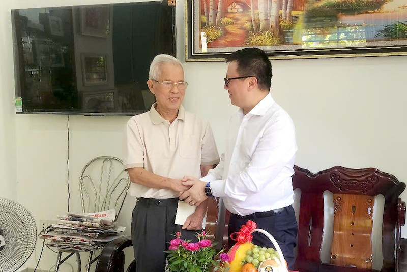 《人民报》社总编辑黎国明探望原《广南报》总编辑胡维丽。