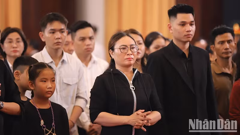 人们对越南共产党总书记阮富仲同志深表哀悼。