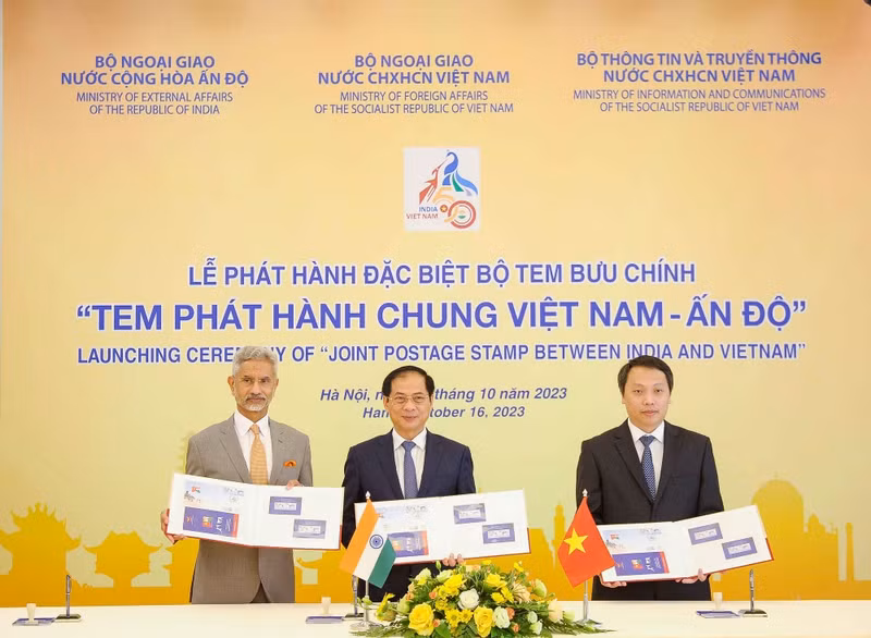 双方代表出席越南印度联合邮票发行仪式。
