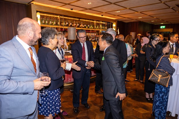 各位代表参加招待会。（图片来源：越通社）
