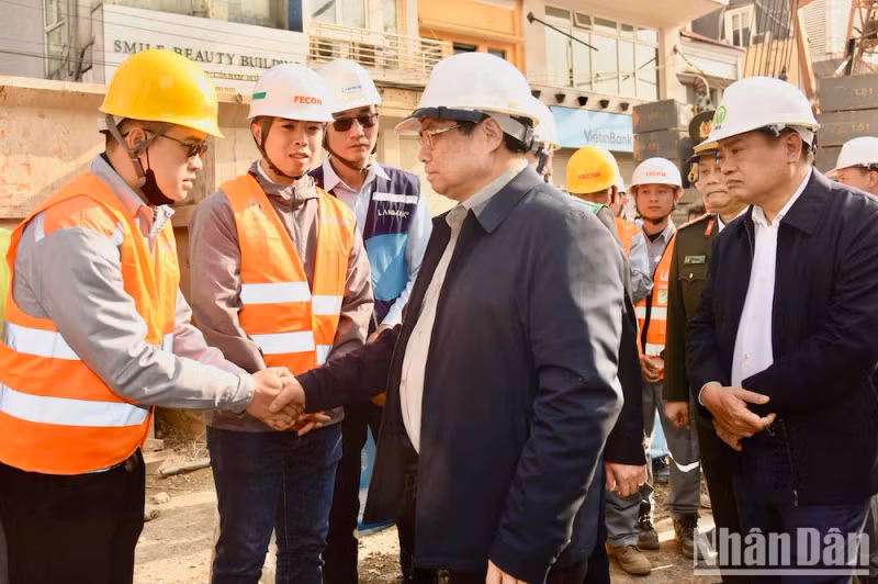 范明正总理视察呠-河内站城铁建设投资项目S12车站施工现场。（图片来源：陈海 摄）