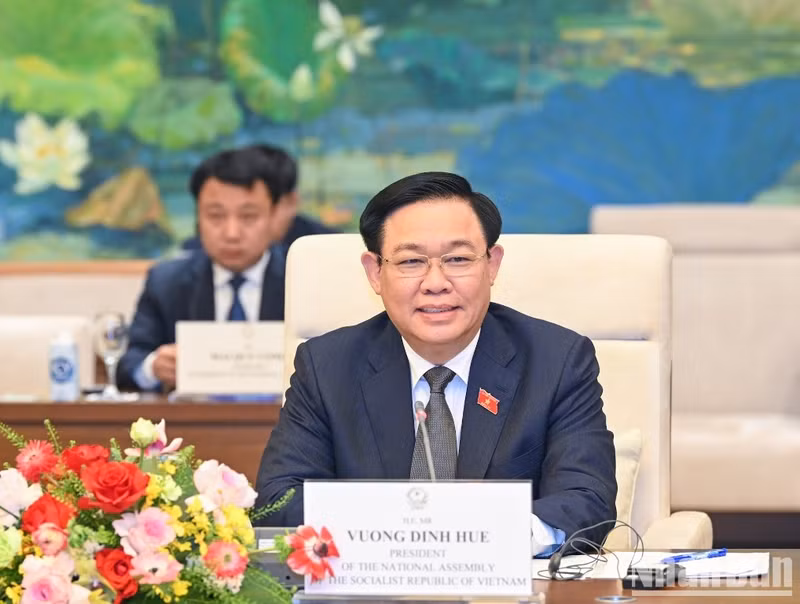 国会主席王廷惠在会见时发表讲话。