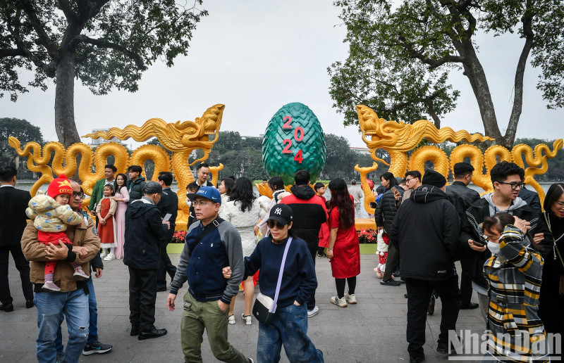 大年初一，河内市还剑湖迎来大量游客。