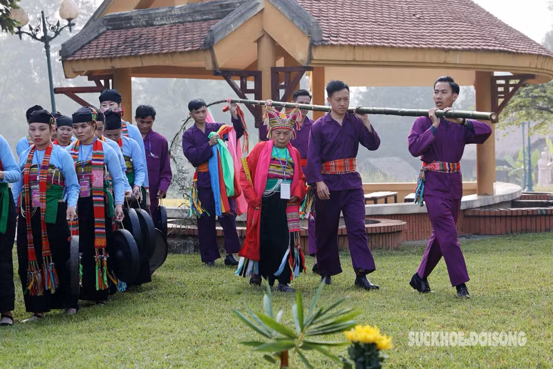 芒族同胞参加竖迎春竿仪式。（图片来源：suckhoedoisong.vn）