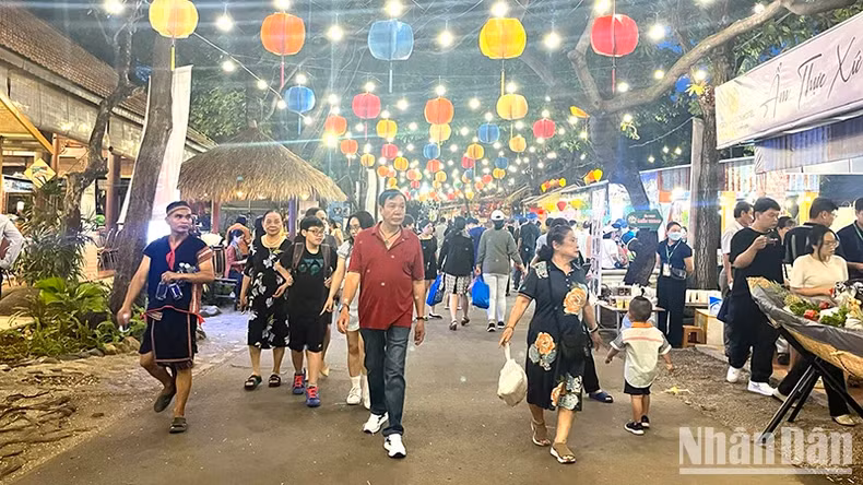 2024年西贡旅游美食节吸引众多人前来参加。
