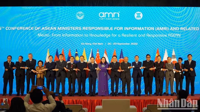 出席开幕式的各位代表合影。